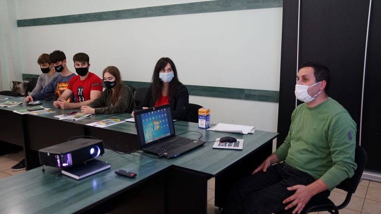 Tinerii contribuie la soluționarea problemelor legate de mediu