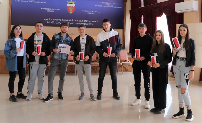 Tinerii demonstrează empatie și solidaritate