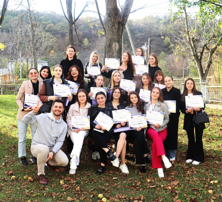 Fetele de la Academia de liderism ”LEAD-FEM II”  învață și combat violența împotriva femeilor
