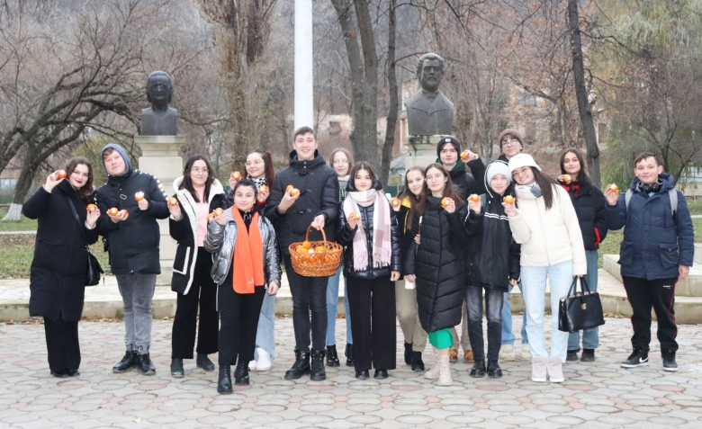 Flash-mob cu mandarine personalizate: 