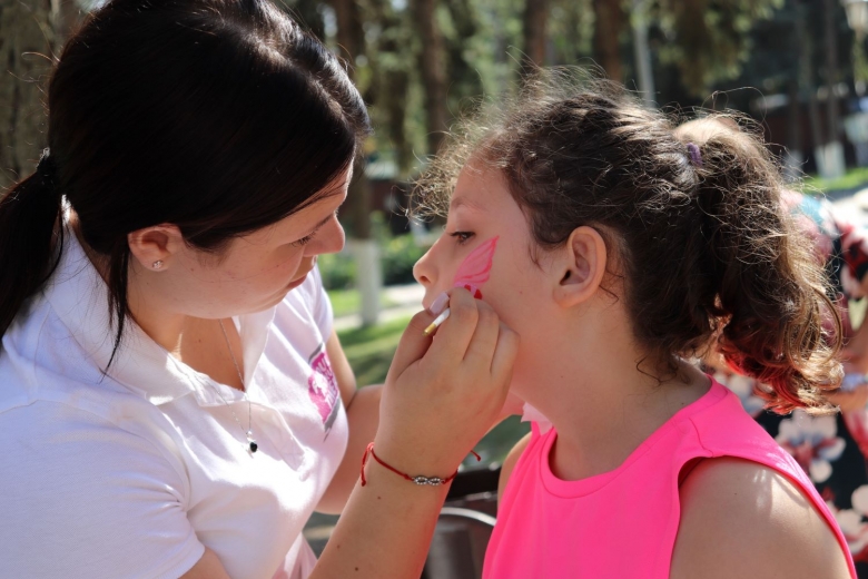 Tinerii aduc bucurie cu ocazia Zilei Etniilor