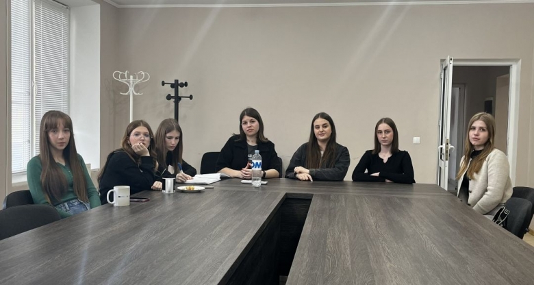 Tinerii planifică o seară de cinema pentru colectare de fonduri