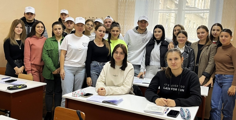 Tinerii formatori inspiră comunitatea să voteze