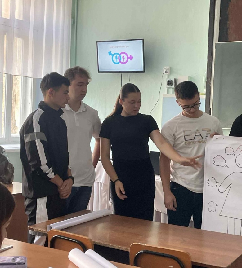 Elevii Colegiului „Mihai Eminescu” sensibilizați privind valorile democratice