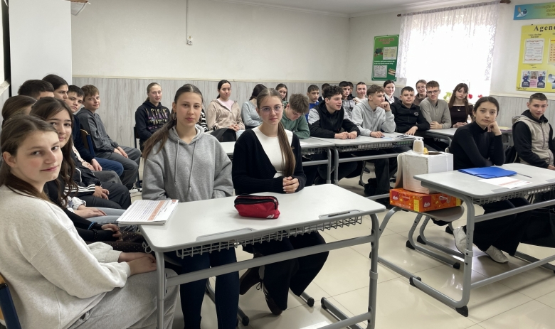 Educație pentru echitate și respect la Gimnaziul Schineni